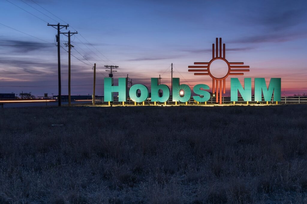 A sign that says hobbs new mexico
