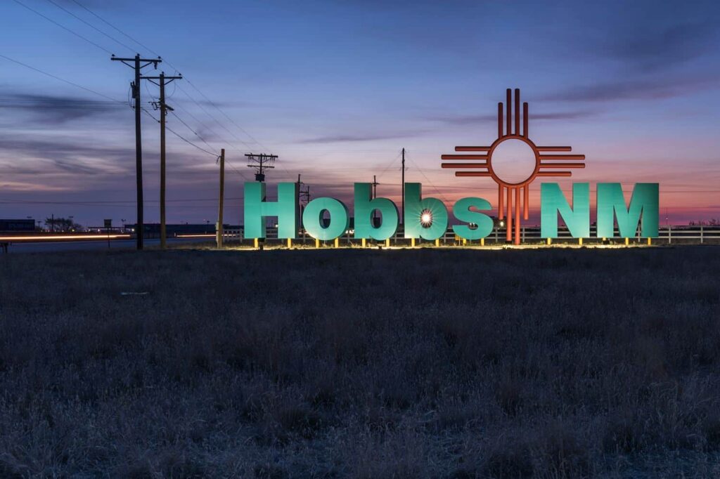 A sign that says hobbs new mexico